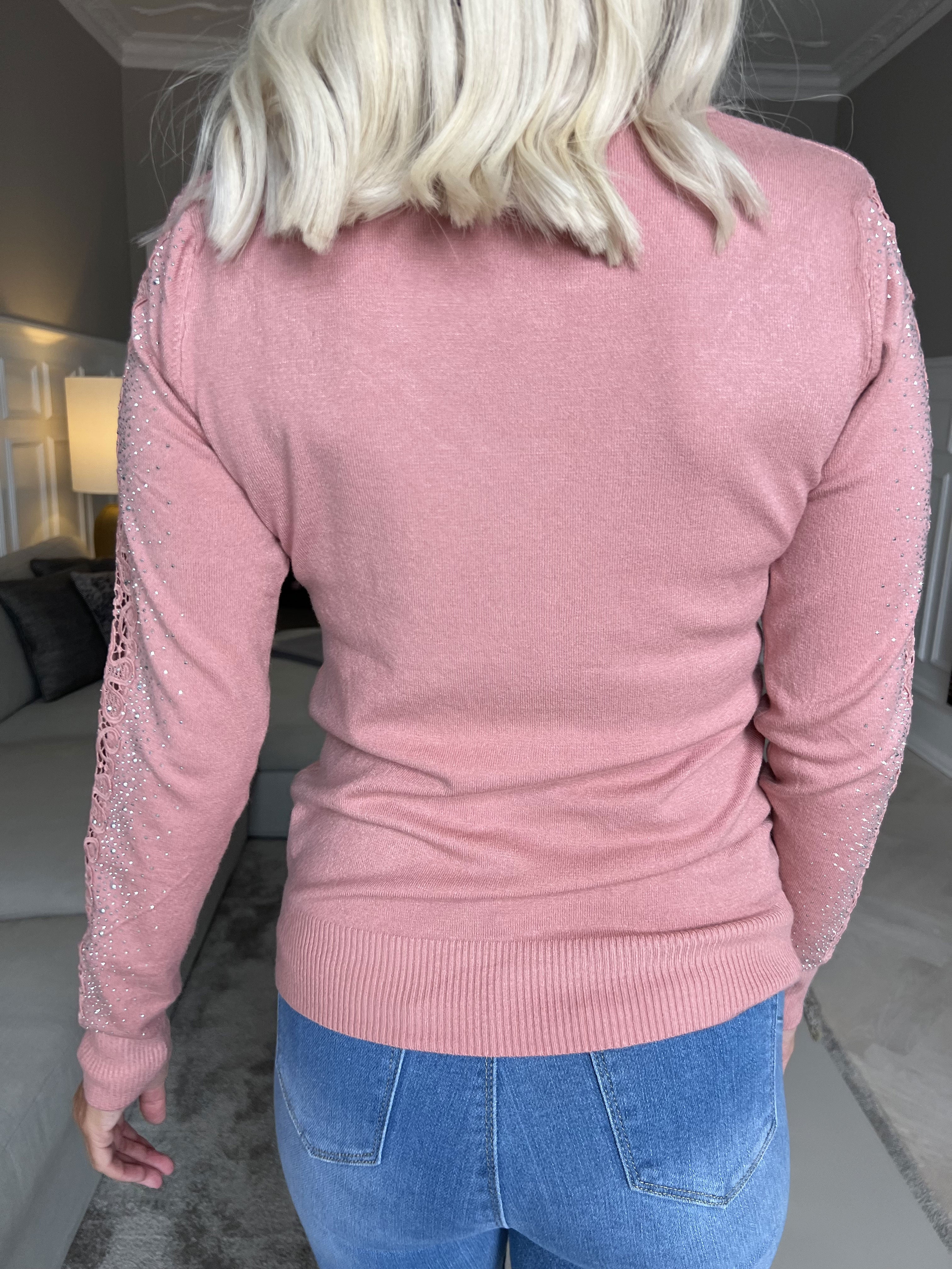 Martine - Blød bluse med broderet detaljer og similisten på ærmerne